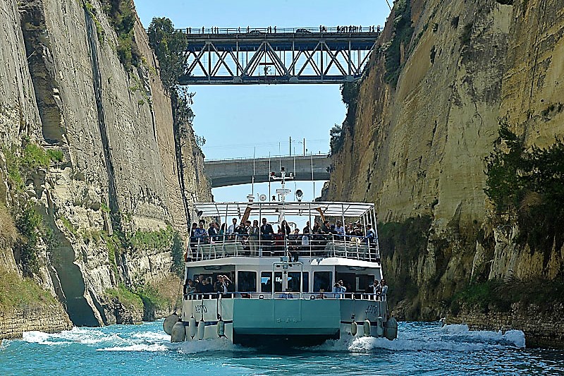 corinth canal boat crossing